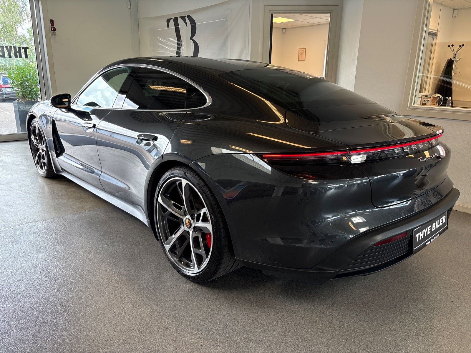 Grå Porsche Taycan 4S fra 2021