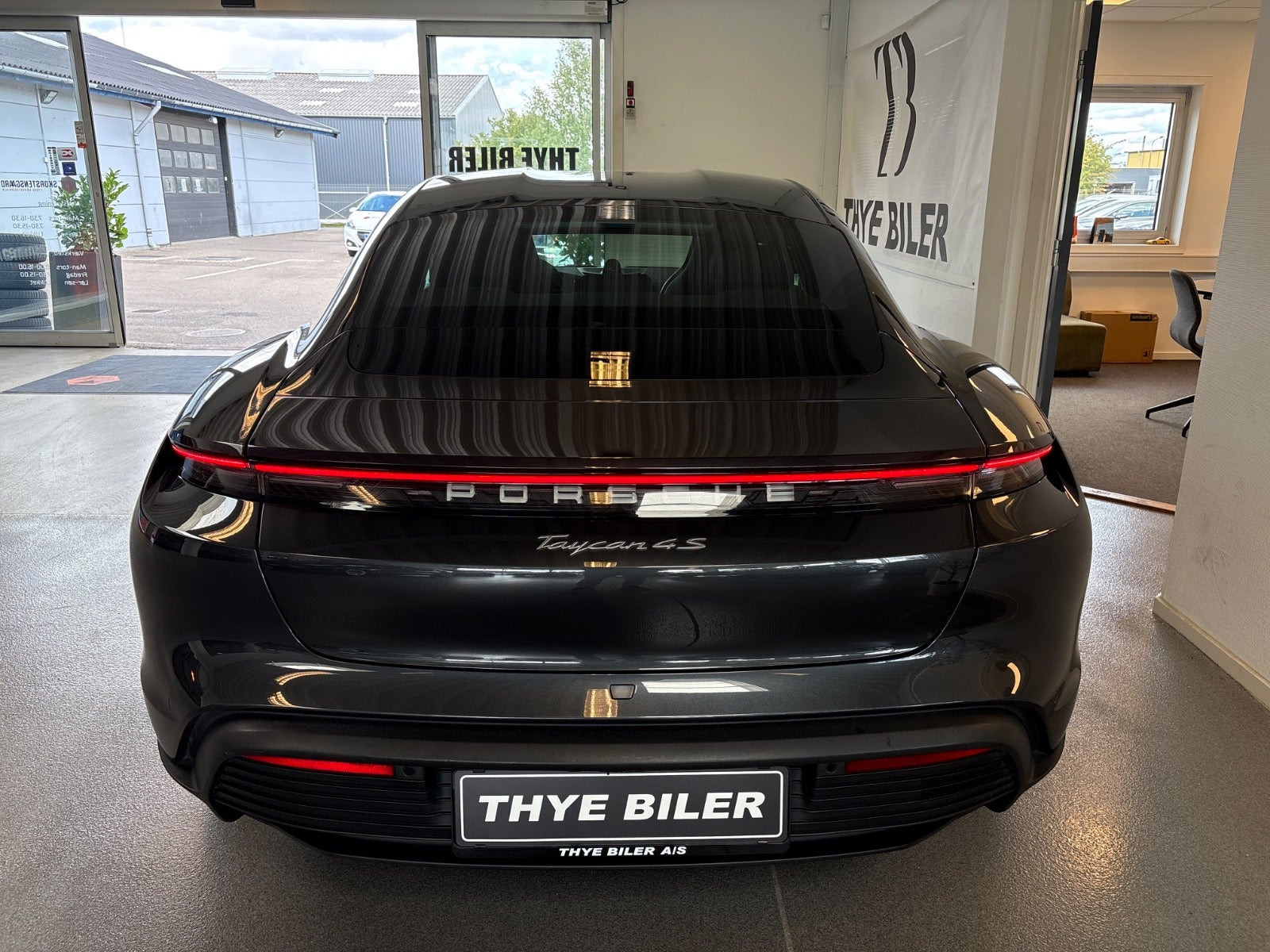 Grå Porsche Taycan 4S fra 2021