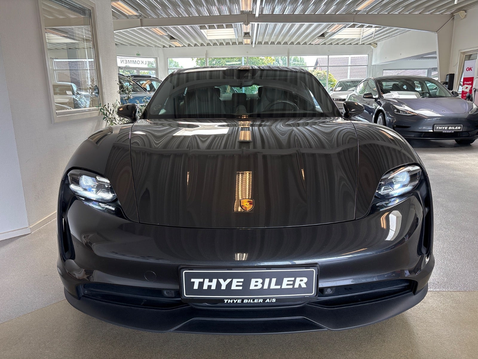 Grå Porsche Taycan 4S fra 2021