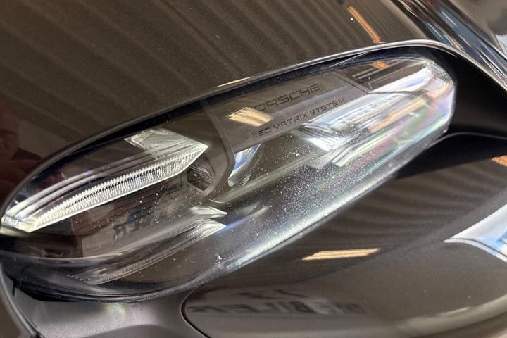 Grå Porsche Taycan 4S fra 2021