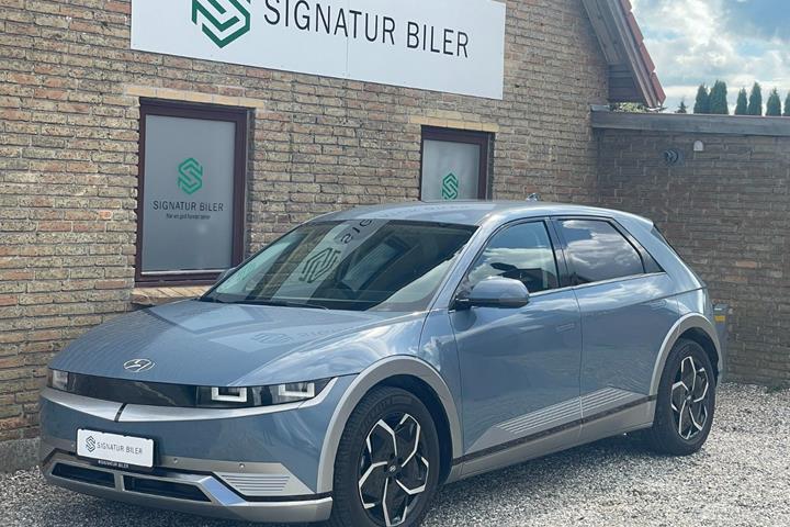 Blå Hyundai Ioniq 5 fra 2024 set udefra