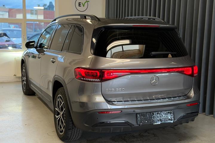 Grå Mercedes EQB250 fra 2022