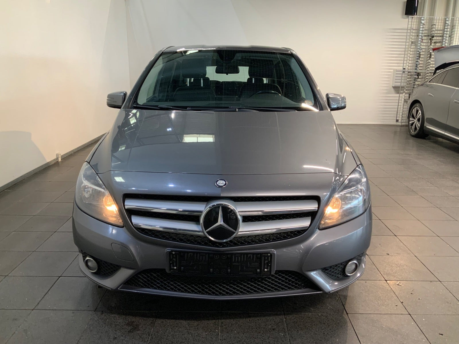 Grå Mercedes B180 fra 2013