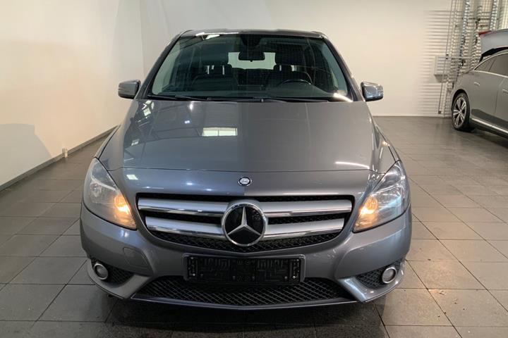 Grå Mercedes B180 fra 2013