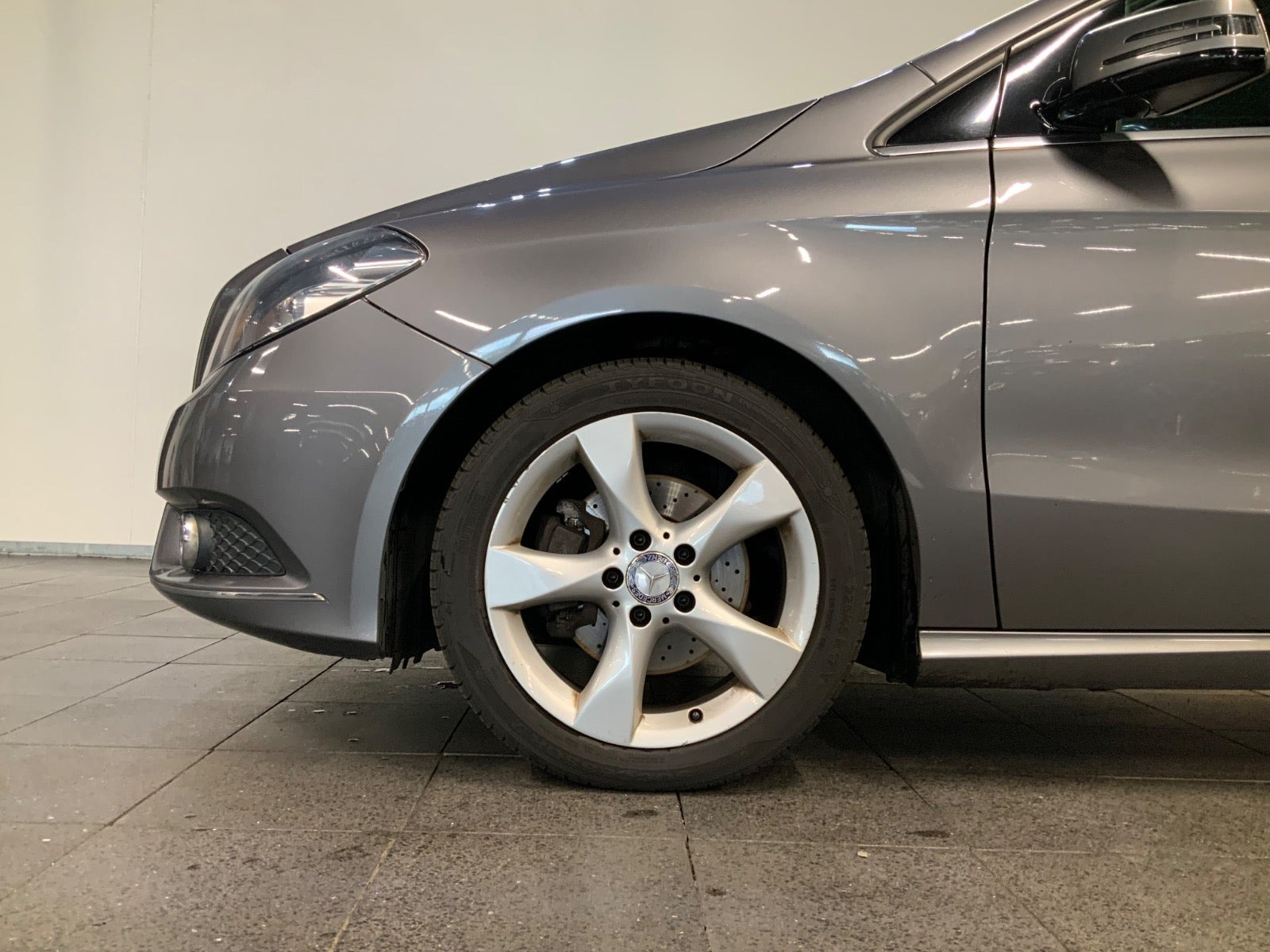 Grå Mercedes B180 fra 2013