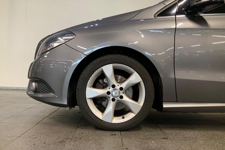 Grå Mercedes B180 fra 2013