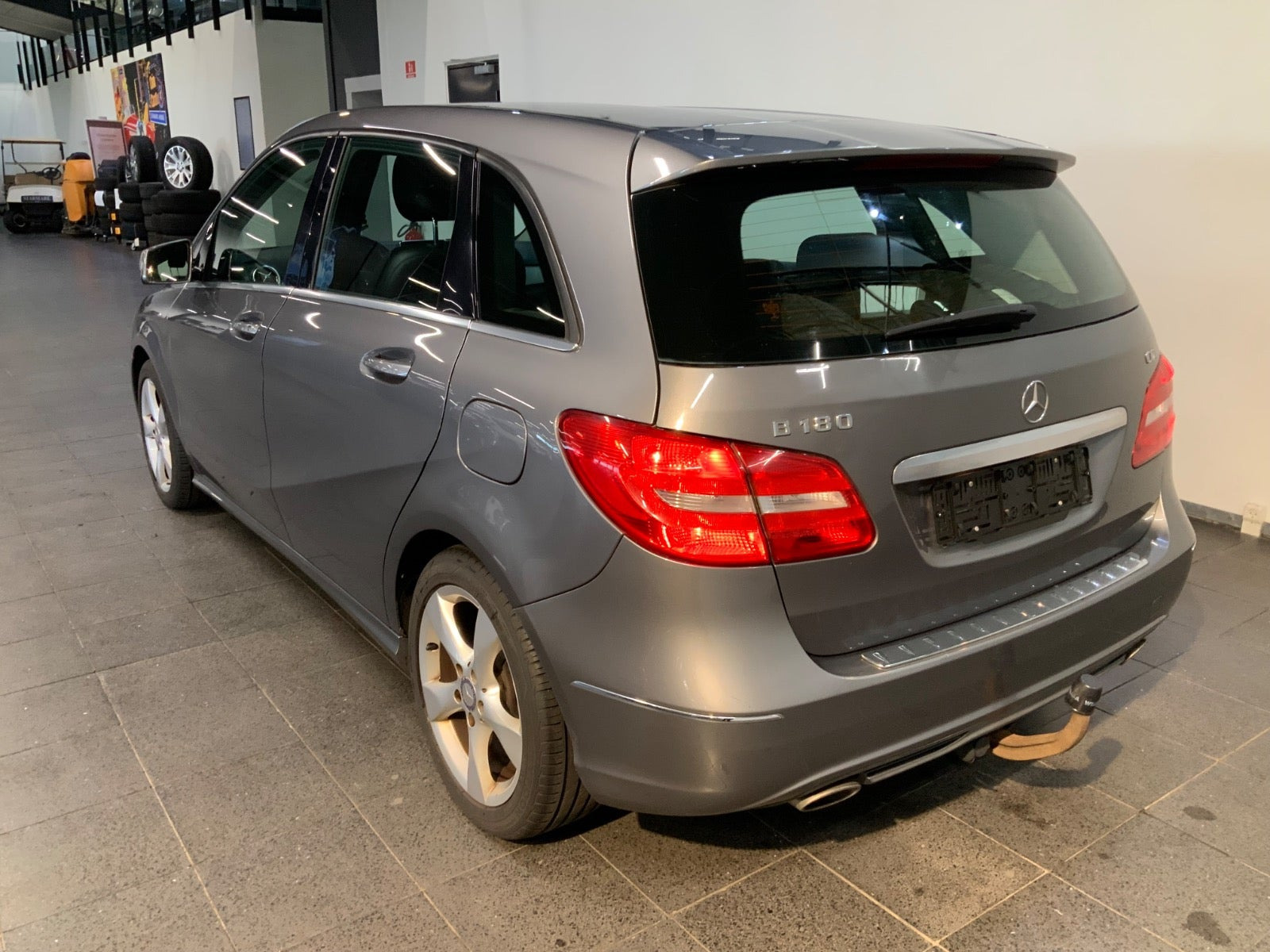 Grå Mercedes B180 fra 2013