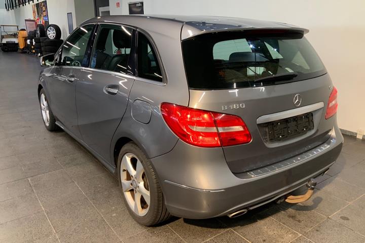 Grå Mercedes B180 fra 2013