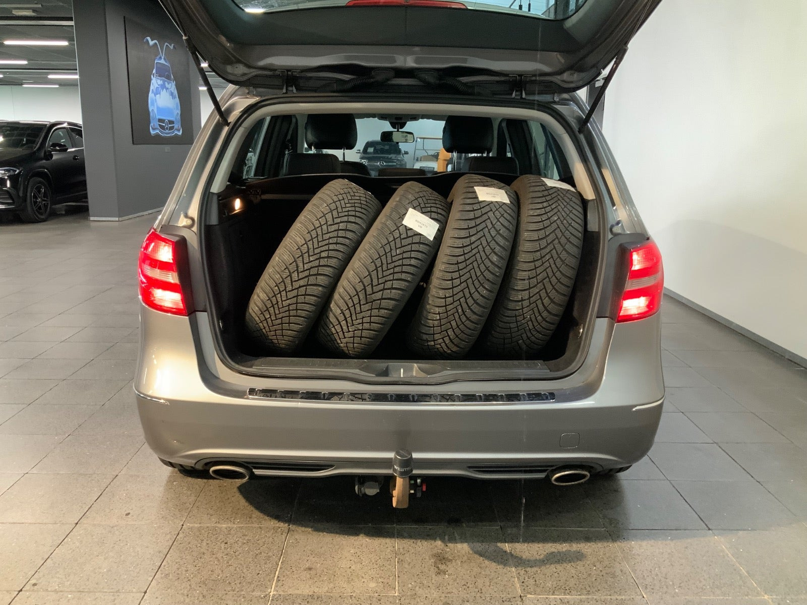 Grå Mercedes B180 fra 2013