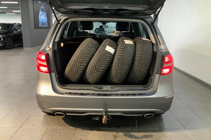 Grå Mercedes B180 fra 2013