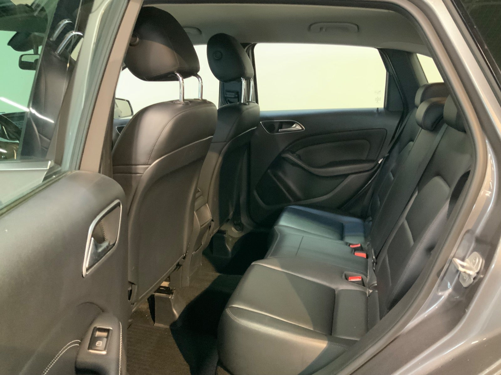 Grå Mercedes B180 fra 2013