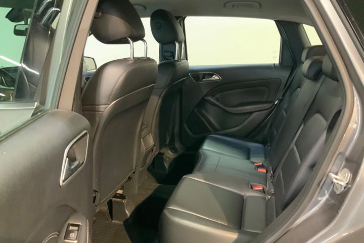 Grå Mercedes B180 fra 2013