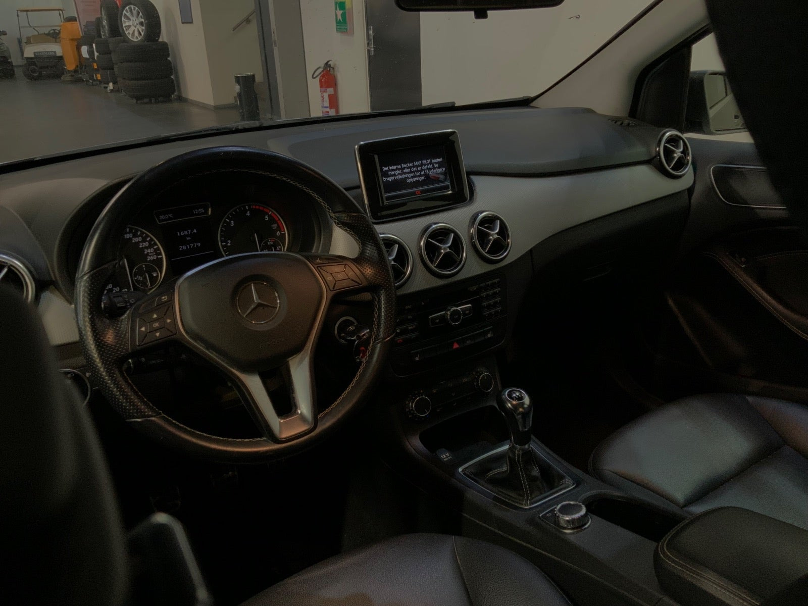 Grå Mercedes B180 fra 2013