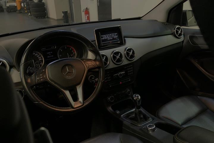 Grå Mercedes B180 fra 2013
