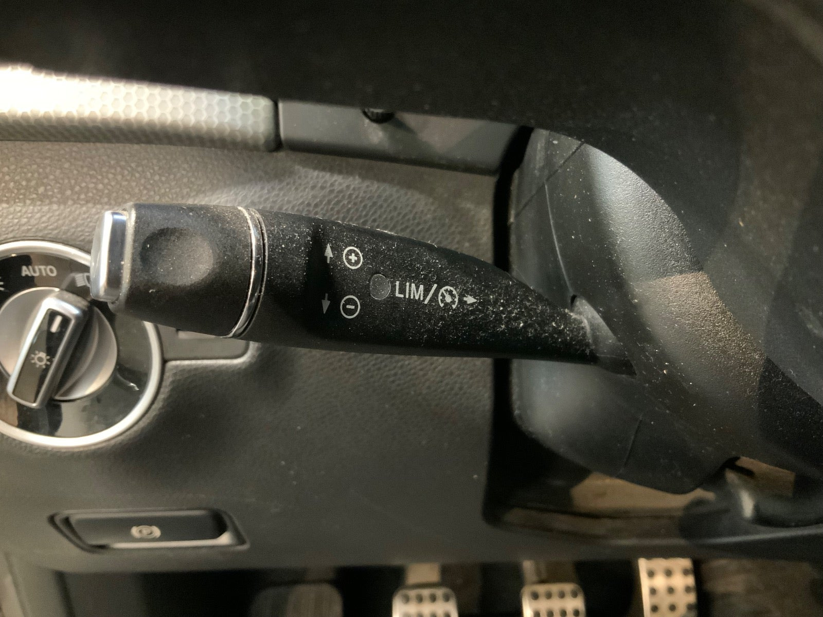 Grå Mercedes B180 fra 2013