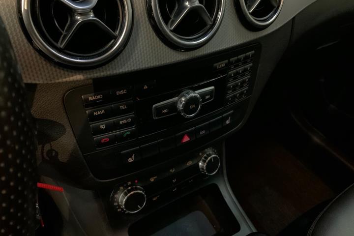 Grå Mercedes B180 fra 2013