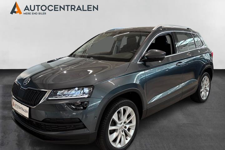 Grå Skoda Karoq fra 2021 set udefra