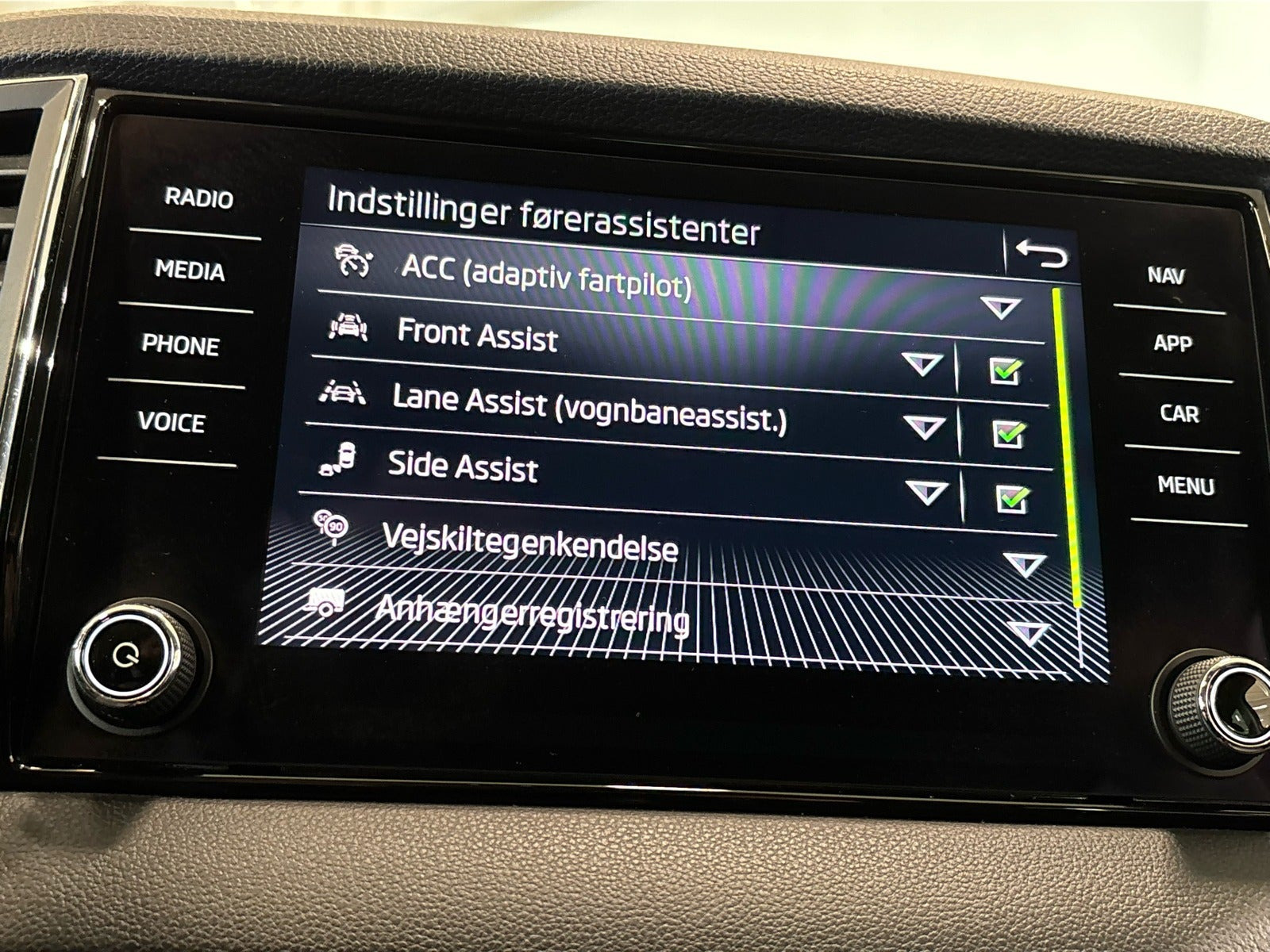 Grå Skoda Karoq fra 2021