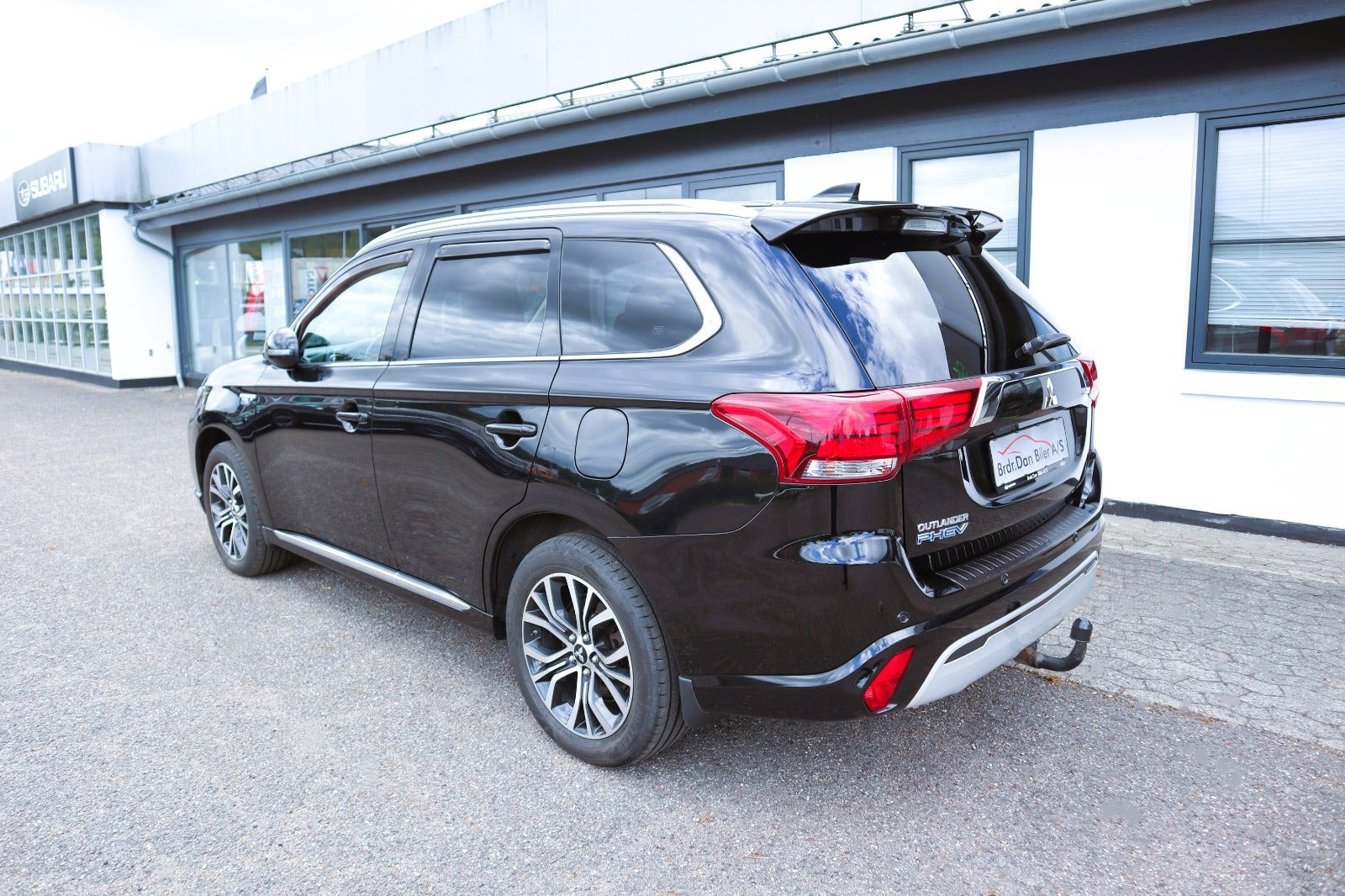 Sort Mitsubishi Outlander fra 2020