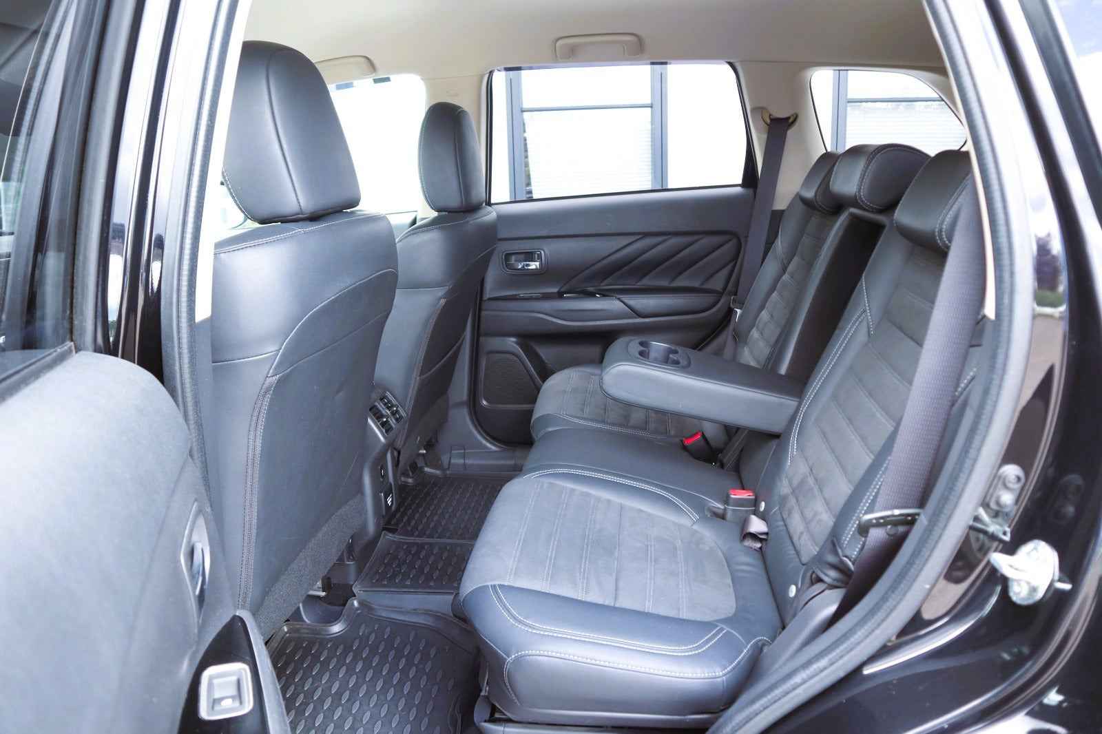 Sort Mitsubishi Outlander fra 2020