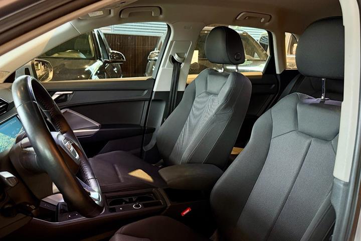 Grå Audi Q3 fra 2019