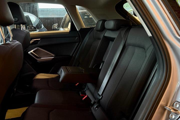 Grå Audi Q3 fra 2019