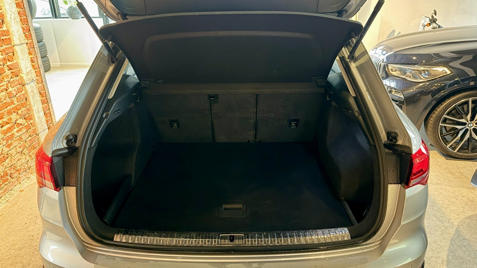 Grå Audi Q3 fra 2019