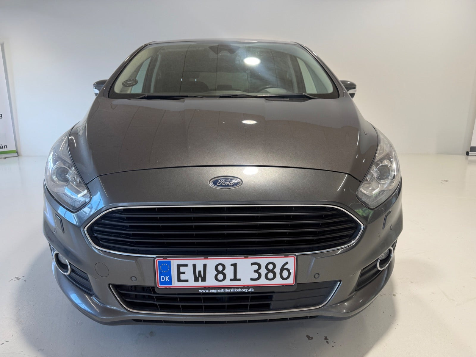 Grå Ford S-MAX fra 2017