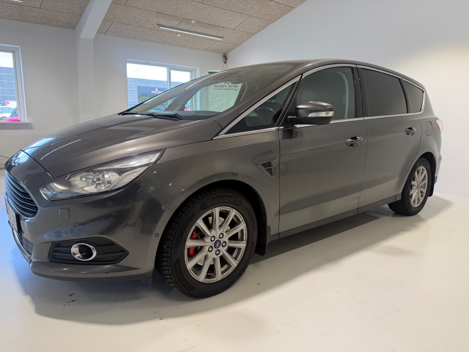 Grå Ford S-MAX fra 2017
