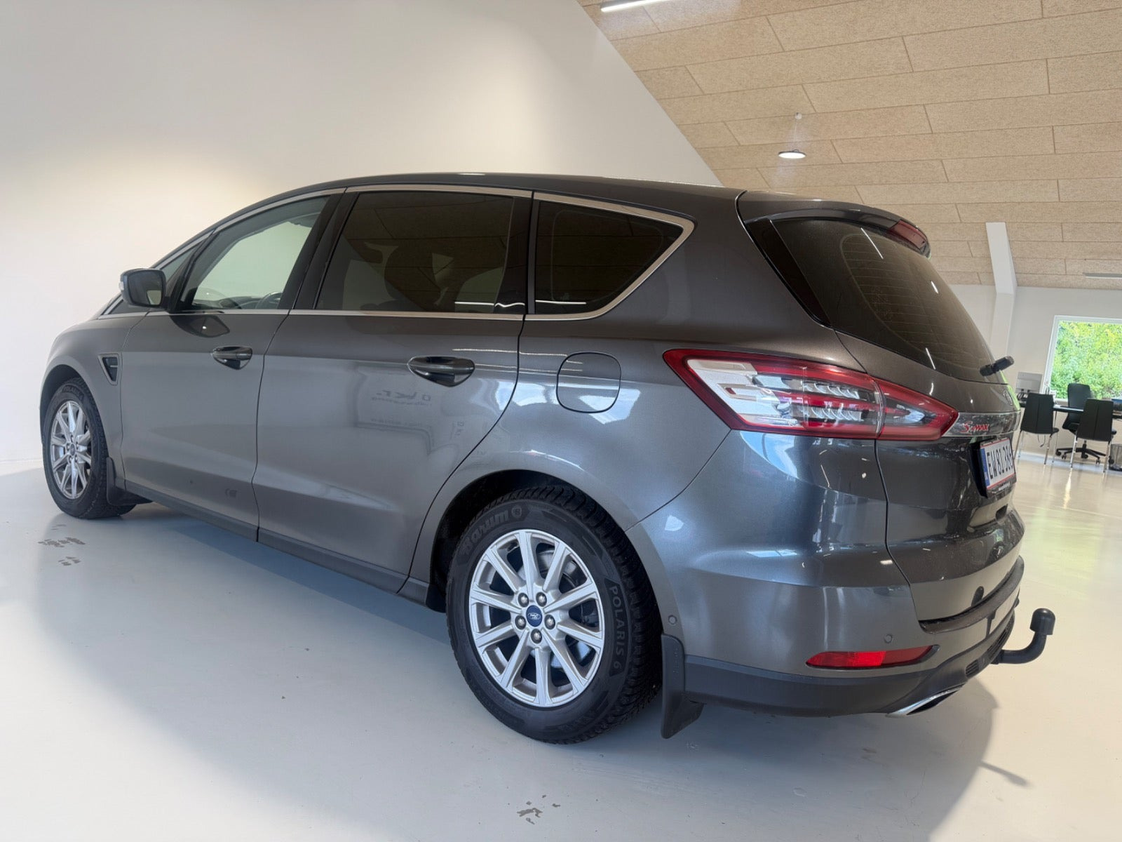 Grå Ford S-MAX fra 2017