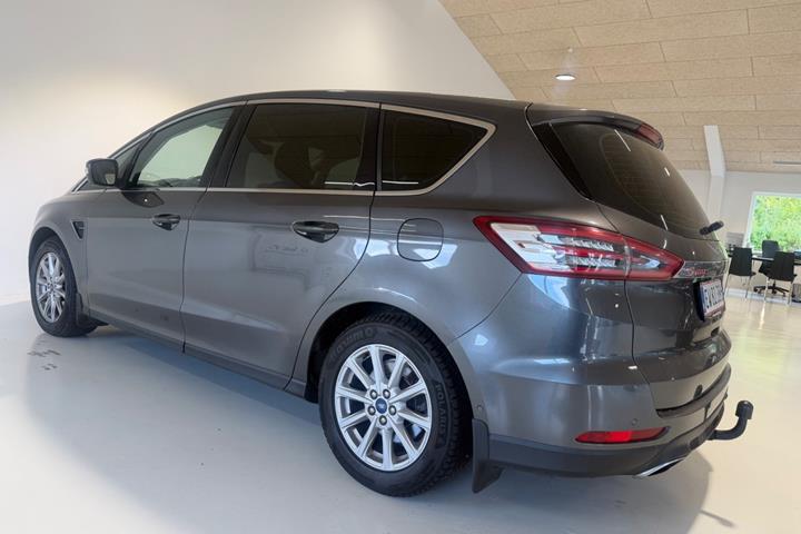 Grå Ford S-MAX fra 2017
