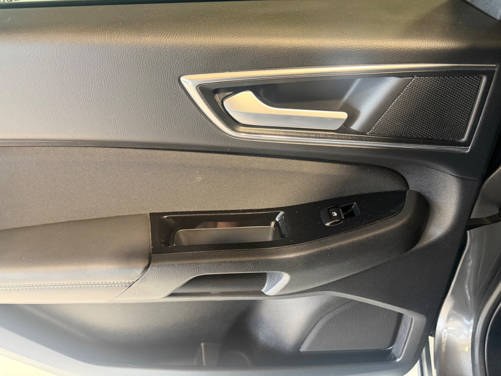 Grå Ford S-MAX fra 2017