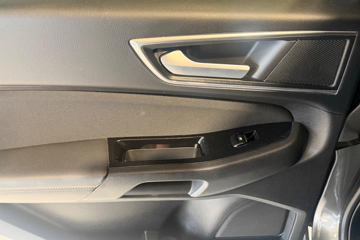 Grå Ford S-MAX fra 2017