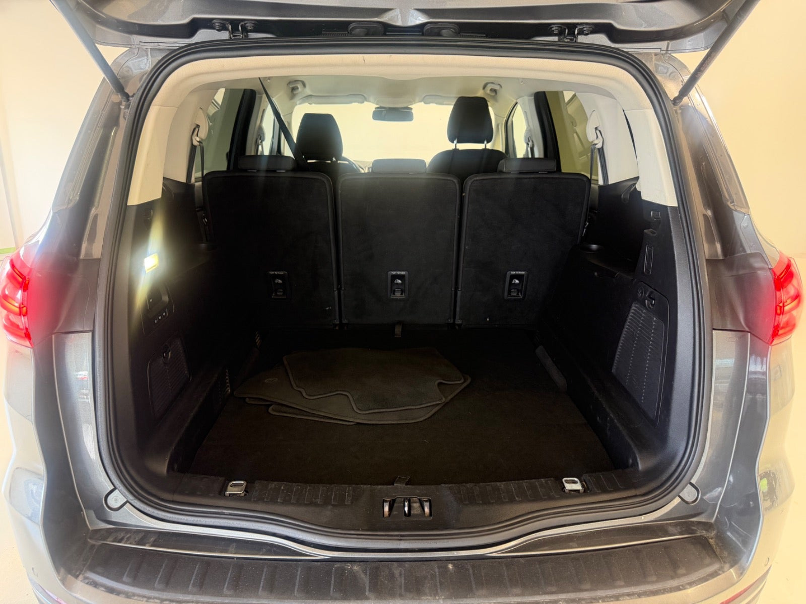 Grå Ford S-MAX fra 2017