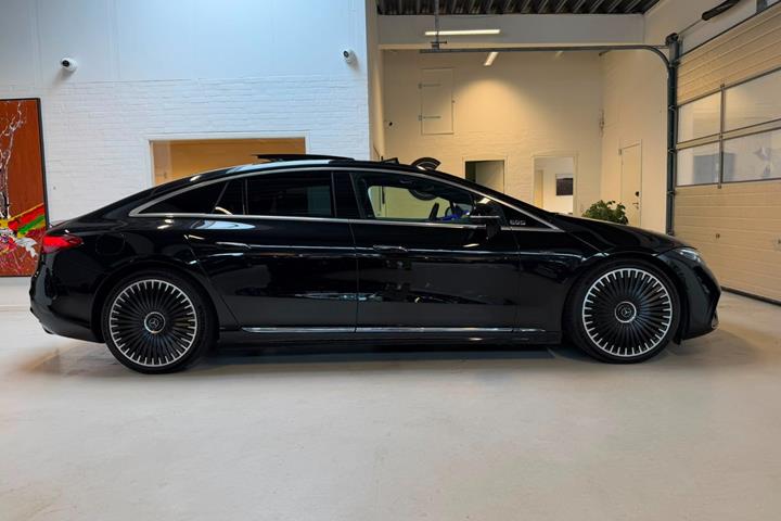 Sort Mercedes EQS53 fra 2023