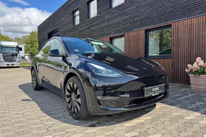 Sort Tesla Model Y fra 2023