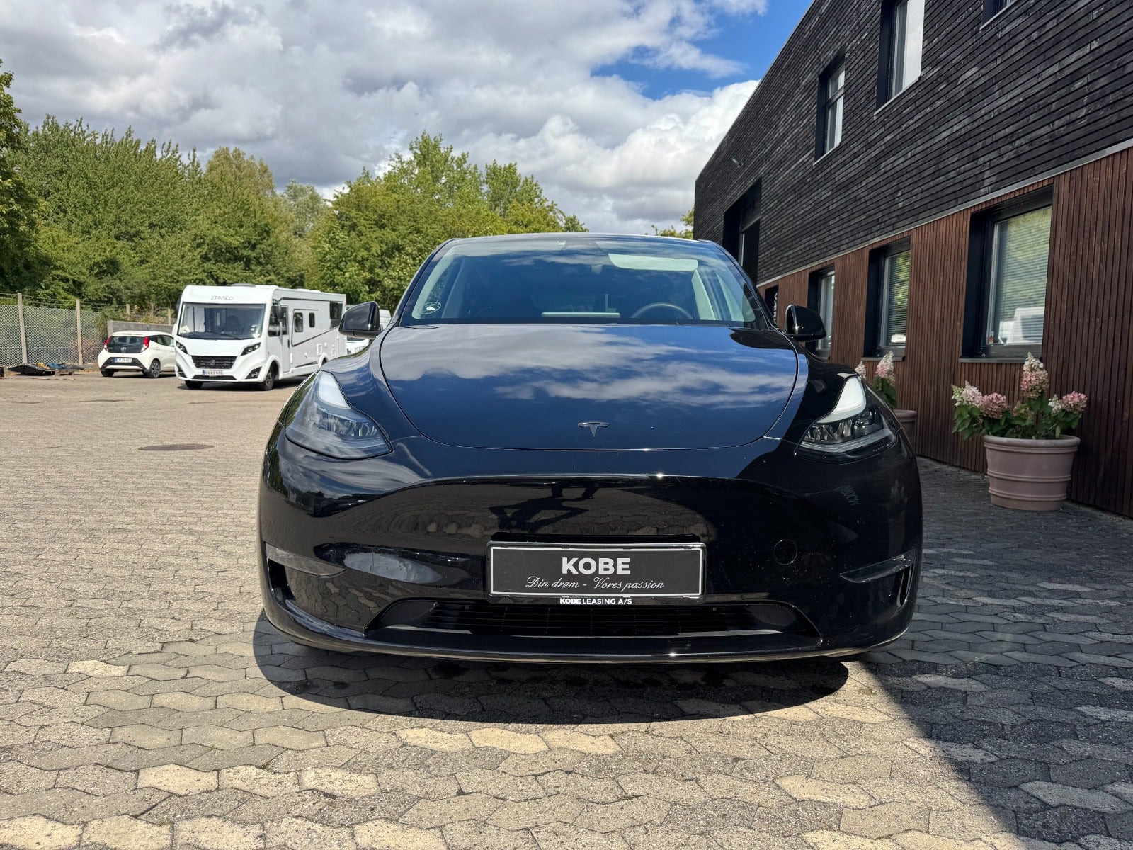 Sort Tesla Model Y fra 2023
