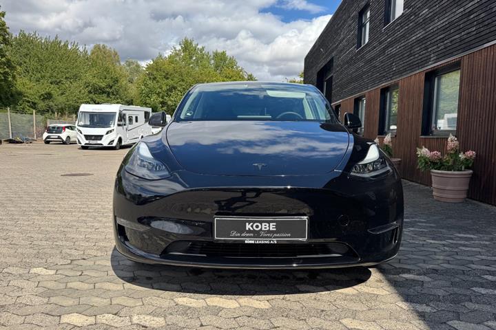 Sort Tesla Model Y fra 2023
