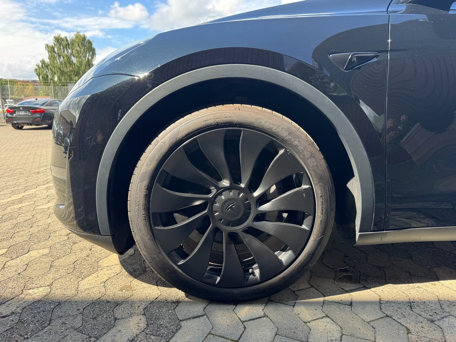 Sort Tesla Model Y fra 2023