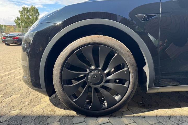 Sort Tesla Model Y fra 2023