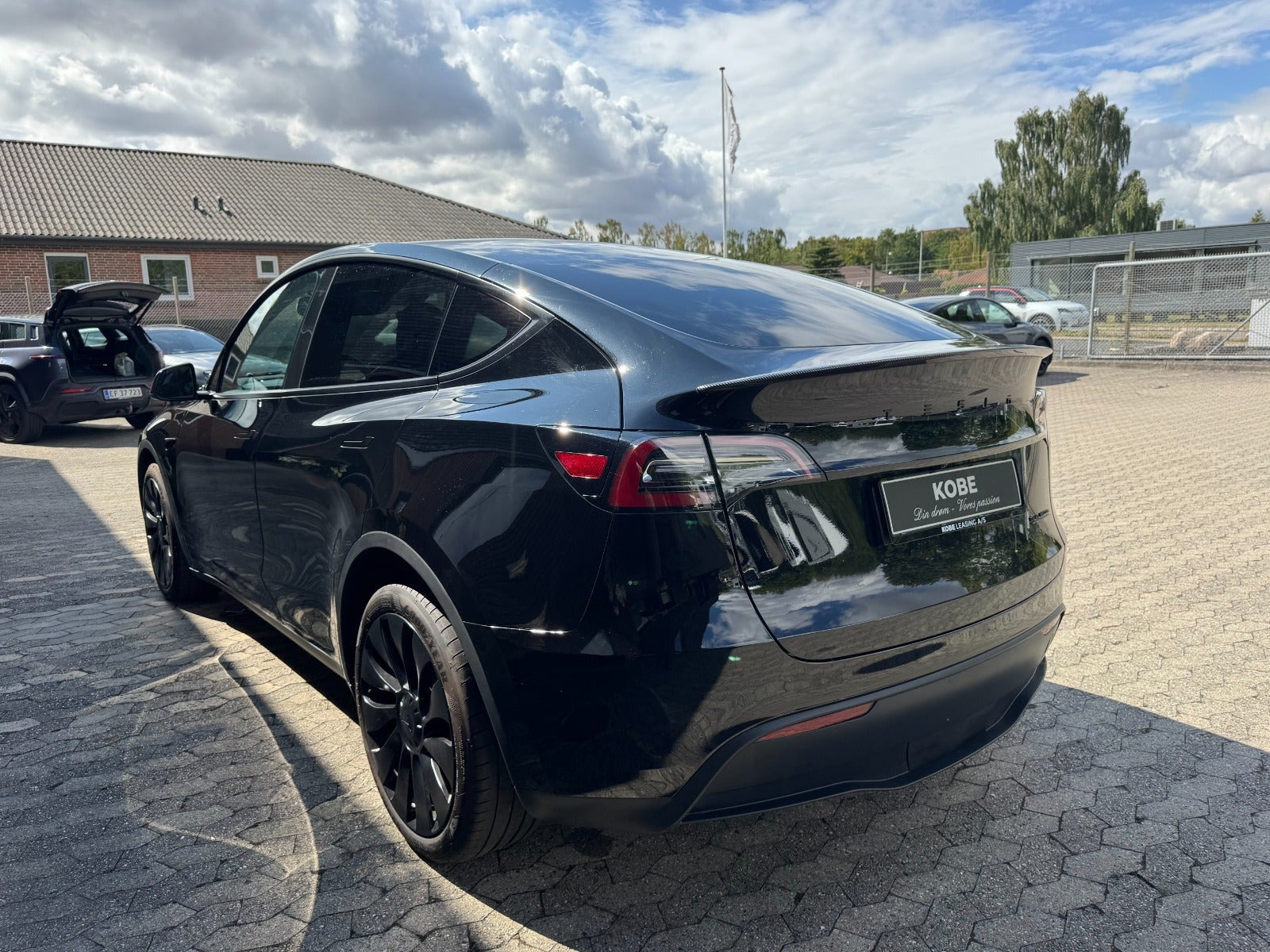 Sort Tesla Model Y fra 2023