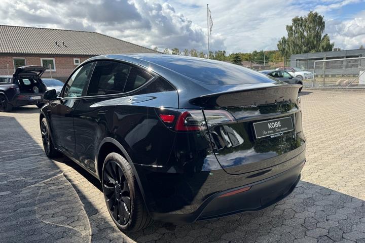 Sort Tesla Model Y fra 2023