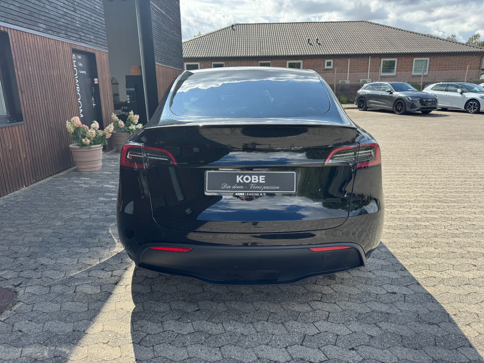 Sort Tesla Model Y fra 2023