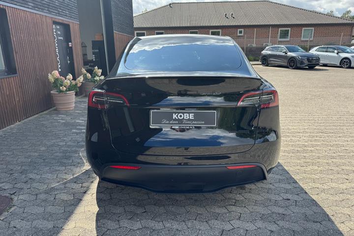 Sort Tesla Model Y fra 2023