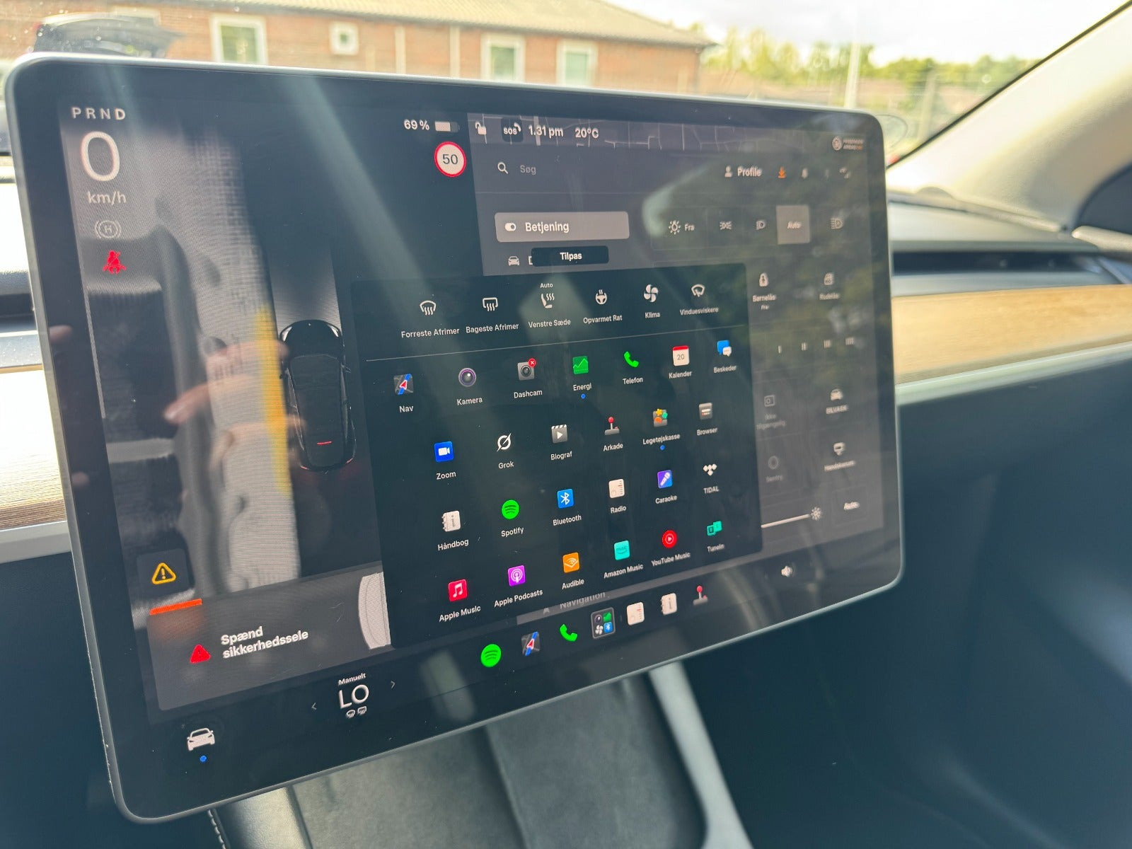 Sort Tesla Model Y fra 2023