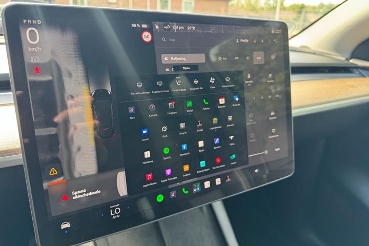 Sort Tesla Model Y fra 2023