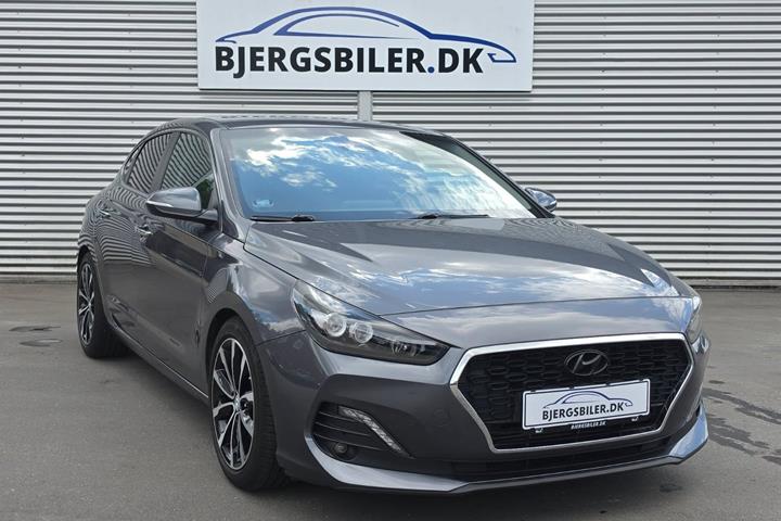 Grå Hyundai i30 fra 2017 set udefra