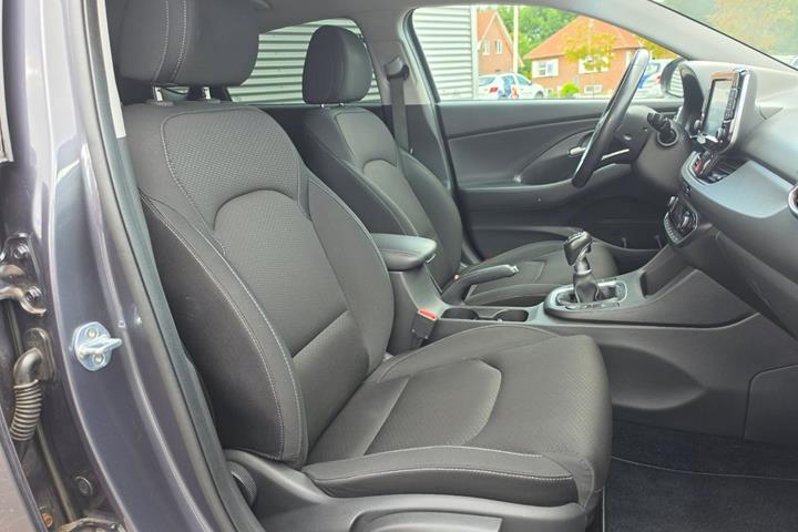 Grå Hyundai i30 fra 2017