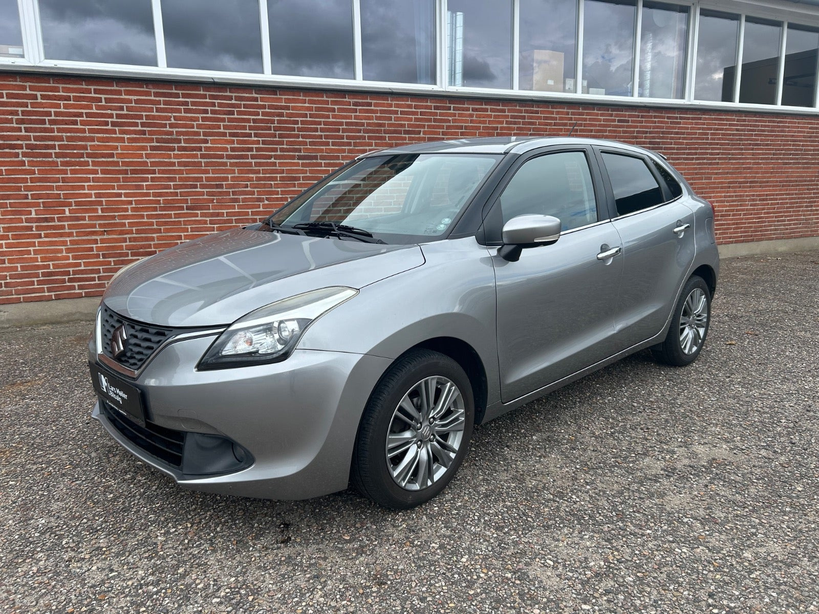 Grå Suzuki Baleno fra 2016