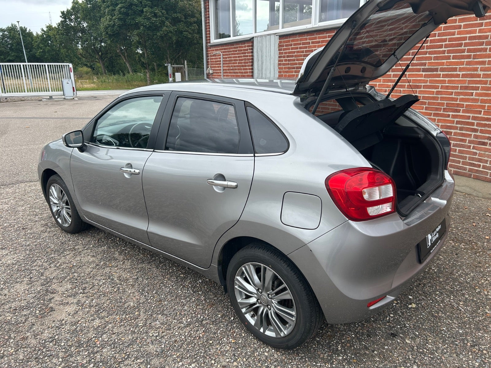 Grå Suzuki Baleno fra 2016